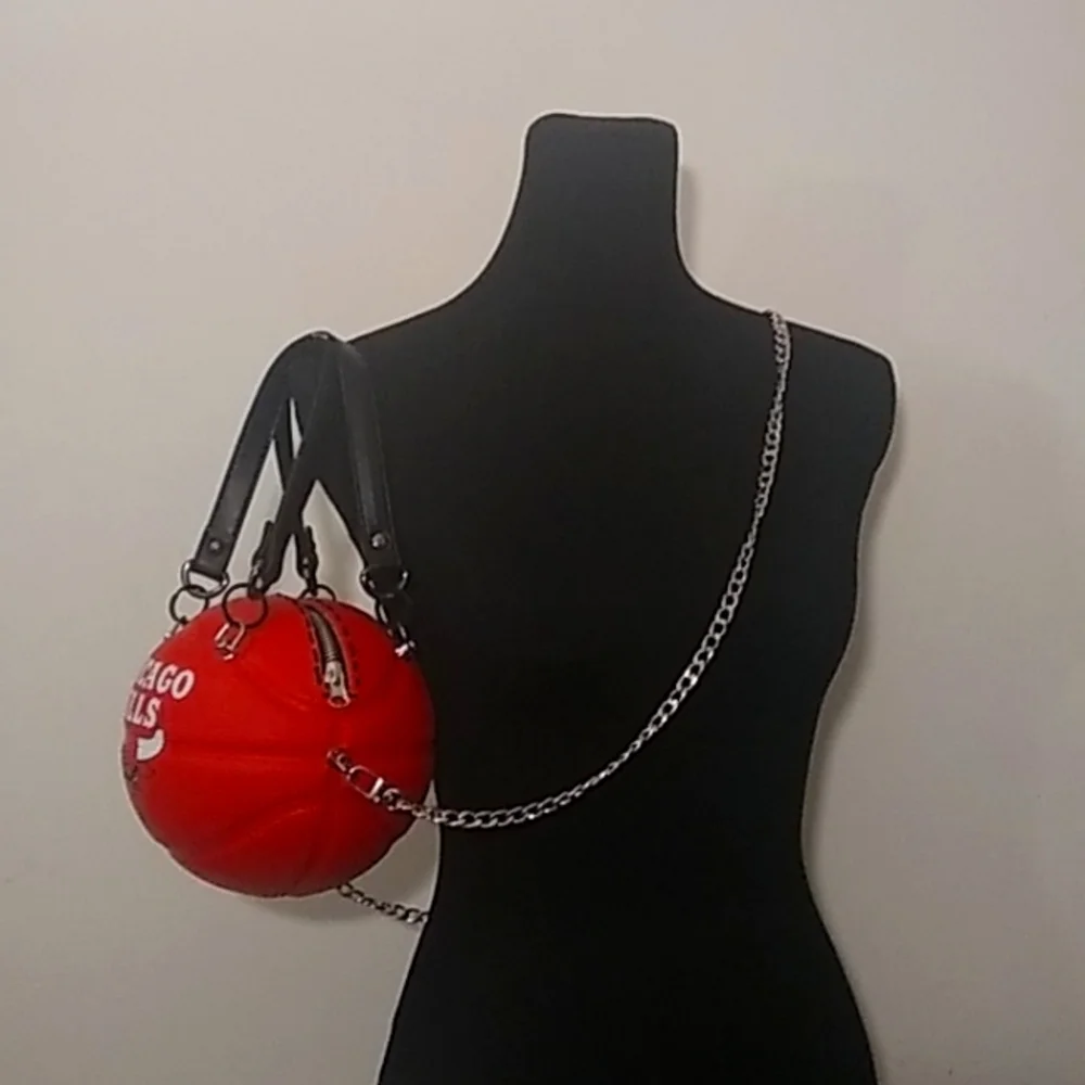 NWT LIMITED EDITION HANDMADE CHICAGO BULLS SMALL BASKETBALL PURSE π - Picture 7 of 17